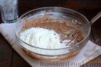 Фото приготовления рецепта: Шоколадные кексы на сметане, с бананами и орехами - шаг №13