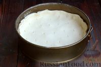 Фото приготовления рецепта: Сырный пирог из слоёного теста - шаг №9