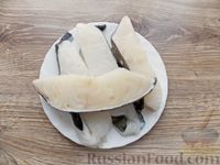 Фото приготовления рецепта: Рыба, запечённая в сметанно-грибном соусе - шаг №2