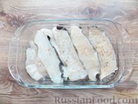 Фото приготовления рецепта: Рыба, запечённая в сметанно-грибном соусе - шаг №9