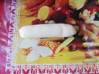 Фото приготовления рецепта: Сосиски в слоёном тесте "Цветочки" - шаг №4