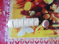 Фото приготовления рецепта: Сосиски в слоёном тесте "Цветочки" - шаг №6