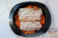 Фото приготовления рецепта: Минтай, запечённый с морковью, в яично-молочной заливке - шаг №10
