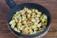 Фото приготовления рецепта: Жареный картофель с вешенками - шаг №6