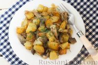 Фото приготовления рецепта: Жареный картофель с вешенками - шаг №9