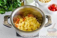 Фото приготовления рецепта: Суп с лапшой и помидорами - шаг №3