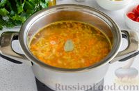 Фото приготовления рецепта: Суп с лапшой и помидорами - шаг №4