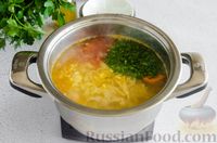 Фото приготовления рецепта: Суп с лапшой и помидорами - шаг №6