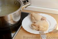 Фото приготовления рецепта: Куриный суп с лапшой и шампиньонами - шаг №4