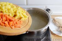 Фото приготовления рецепта: Куриный суп с лапшой и шампиньонами - шаг №6