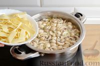 Фото приготовления рецепта: Куриный суп с лапшой и шампиньонами - шаг №9