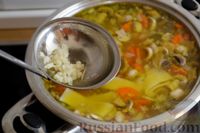 Фото приготовления рецепта: Куриный суп с лапшой и шампиньонами - шаг №14