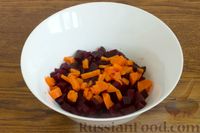 Фото приготовления рецепта: Салат с жареными шампиньонами, свёклой и морковью - шаг №5
