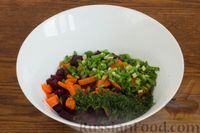 Фото приготовления рецепта: Салат с жареными шампиньонами, свёклой и морковью - шаг №9