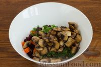 Фото приготовления рецепта: Салат с жареными шампиньонами, свёклой и морковью - шаг №10