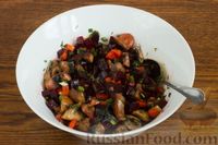Фото приготовления рецепта: Салат с жареными шампиньонами, свёклой и морковью - шаг №11