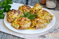 Фото к рецепту: Куриные бёдрышки, запечённые с сыром, под чесночным соусом
