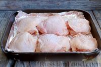 Фото приготовления рецепта: Куриные бёдрышки, запечённые с сыром, под чесночным соусом - шаг №3