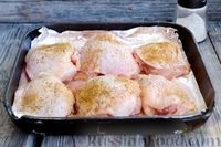 Фото приготовления рецепта: Куриные бёдрышки, запечённые с сыром, под чесночным соусом - шаг №4