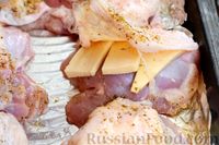 Фото приготовления рецепта: Куриные бёдрышки, запечённые с сыром, под чесночным соусом - шаг №6