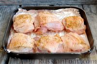 Фото приготовления рецепта: Куриные бёдрышки, запечённые с сыром, под чесночным соусом - шаг №7