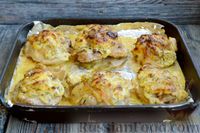 Фото приготовления рецепта: Куриные бёдрышки, запечённые с сыром, под чесночным соусом - шаг №11