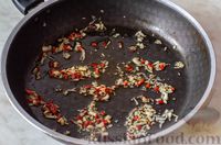 Фото приготовления рецепта: Лапша в томатном соусе с чесноком и острым перцем - шаг №6