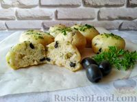 Фото к рецепту: Закусочные дрожжевые булочки с маслинами, оливками и зеленью