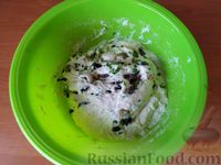 Фото приготовления рецепта: Закусочные дрожжевые булочки с маслинами, оливками и зеленью - шаг №10