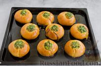 Фото приготовления рецепта: Дрожжевые булочки с укропом и чесноком - шаг №11