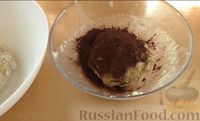 Фото приготовления рецепта: Сдобные двухслойные булочки с какао и ванильным сиропом - шаг №12