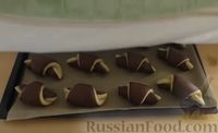 Фото приготовления рецепта: Сдобные двухслойные булочки с какао и ванильным сиропом - шаг №22