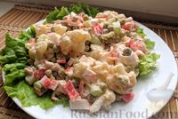 Фото к рецепту: Салат из крабовых палочек и цветной капусты с горошком и сельдереем