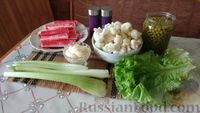 Фото приготовления рецепта: Салат из крабовых палочек и цветной капусты с горошком и сельдереем - шаг №1