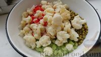 Фото приготовления рецепта: Салат из крабовых палочек и цветной капусты с горошком и сельдереем - шаг №8