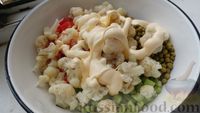 Фото приготовления рецепта: Салат из крабовых палочек и цветной капусты с горошком и сельдереем - шаг №9