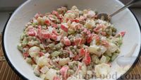 Фото приготовления рецепта: Салат из крабовых палочек и цветной капусты с горошком и сельдереем - шаг №10