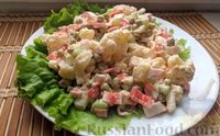Фото приготовления рецепта: Салат из крабовых палочек и цветной капусты с горошком и сельдереем - шаг №11
