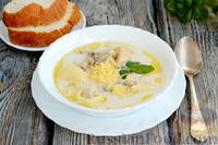 Фото к рецепту: Сливочный суп с курицей, шампиньонами и сыром