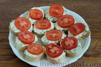 Фото приготовления рецепта: Бутерброды с сырно-огуречной намазкой и помидорами - шаг №6