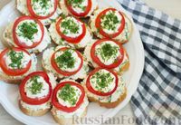 Фото приготовления рецепта: Бутерброды с сырно-огуречной намазкой и помидорами - шаг №9