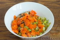 Фото приготовления рецепта: Салат с картофелем, шампиньонами, морковью и черемшой - шаг №11