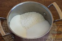 Фото приготовления рецепта: Молочный десерт с манкой, печеньем и кокосовой стружкой - шаг №2