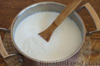 Фото приготовления рецепта: Молочный десерт с манкой, печеньем и кокосовой стружкой - шаг №3