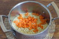 Фото приготовления рецепта: Пшенная каша с картофелем и морковью - шаг №3