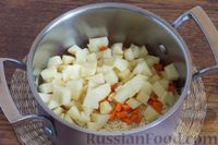Фото приготовления рецепта: Пшенная каша с картофелем и морковью - шаг №4