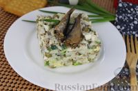 Фото приготовления рецепта: Шпротный салат с рисом, огурцом, горошком и яйцами - шаг №12