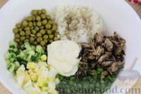 Фото приготовления рецепта: Шпротный салат с рисом, огурцом, горошком и яйцами - шаг №9