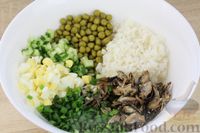 Фото приготовления рецепта: Шпротный салат с рисом, огурцом, горошком и яйцами - шаг №8