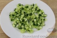 Фото приготовления рецепта: Шпротный салат с рисом, огурцом, горошком и яйцами - шаг №5